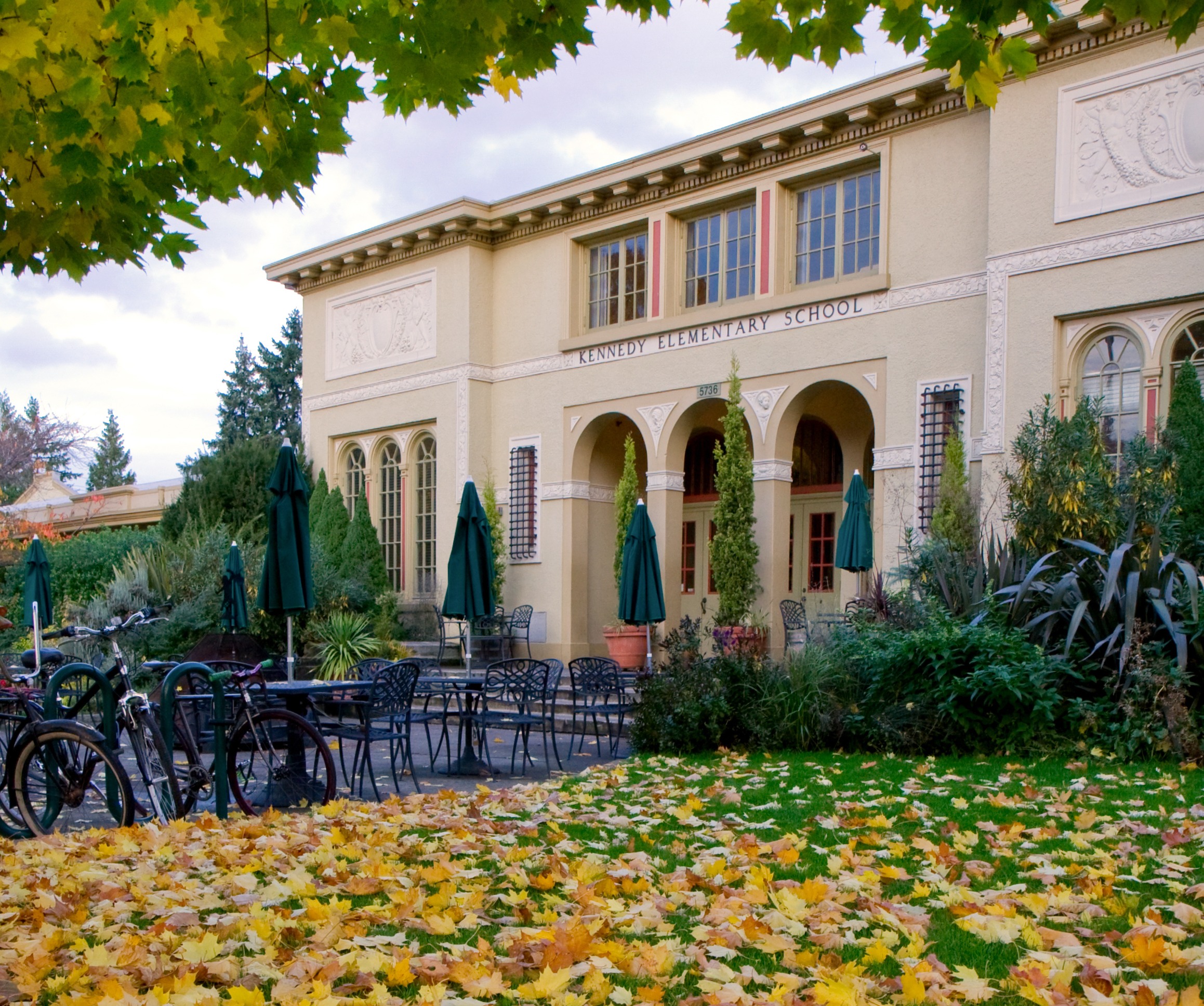 The front enterence of The Kennedy School, one of our recommended hotels to stay at.